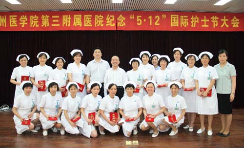 三附院赖永洪书记、肖国宏副院长为22名三十年护龄的护士们颁奖