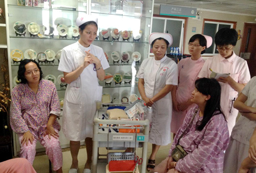 进行健康宣教,左二为吴伟珍.jpg