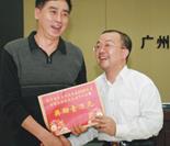 2010年2月，赖院长为胡汉生同志荣获2009年度全国卫生系统先进个人称号颁发奖励