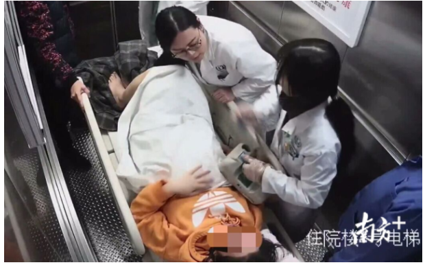 产妇转运途中，女医生黄珺全程弯腰俯身托举胎儿。
